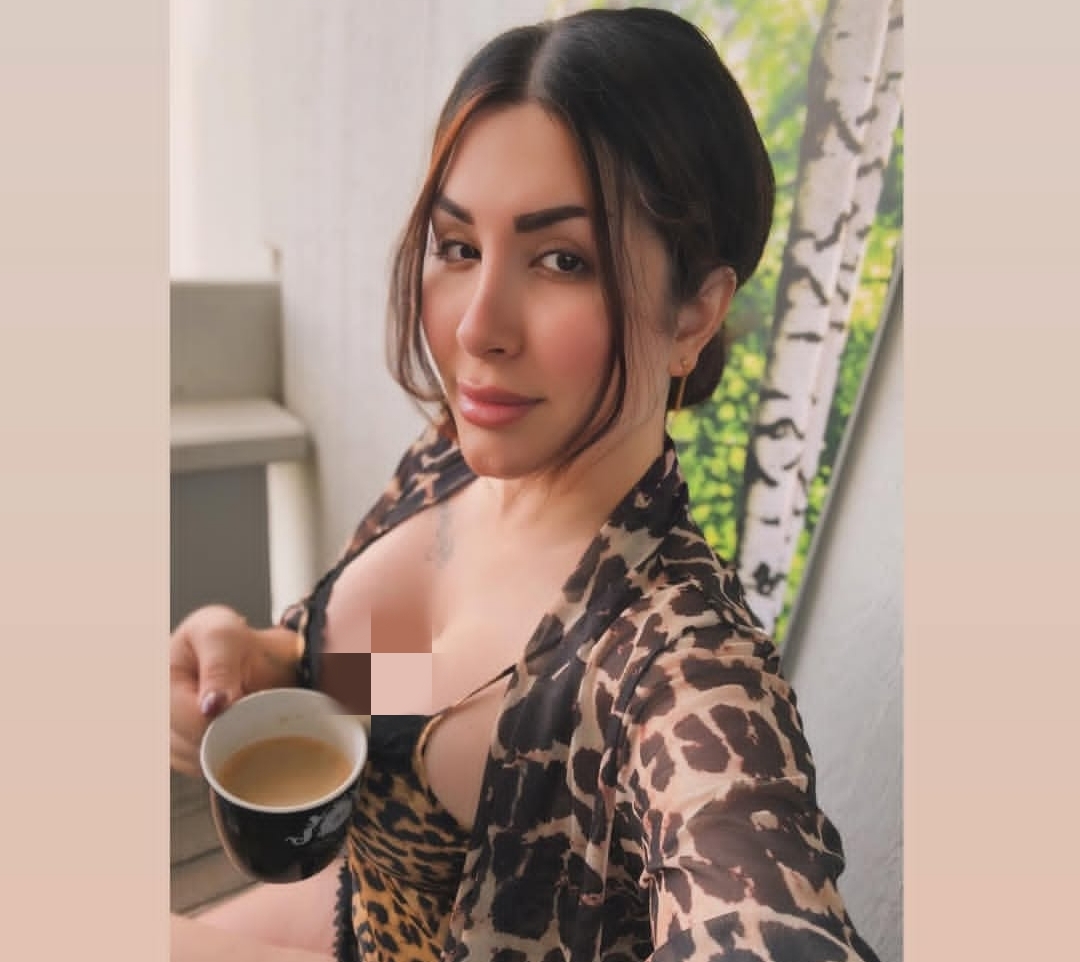 مقطع ميرا النوري مع زوجها والمدير