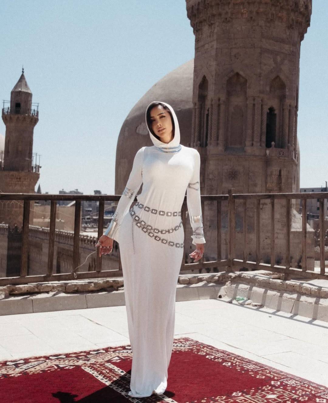 بسمة بوسيل ترقص في مسجد بالقاهرة