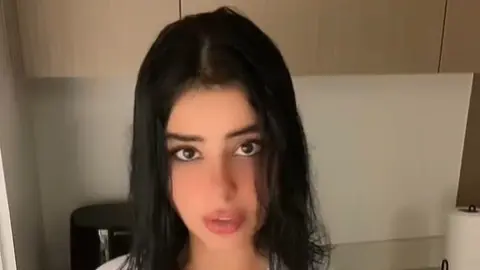 ترحيل المؤثرة زينب أمير من البحرين